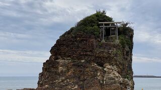 海岸にそびえ立つお社
