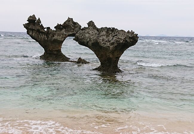 ハートロックのあるティーヌ浜