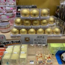 駅中では、金沢っぽいお土産が一杯