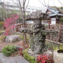 ゴツゴツの灯籠です