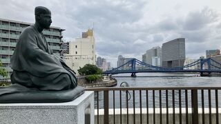 回転する？芭蕉像！