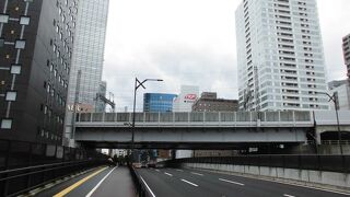 東西に延びる大通り