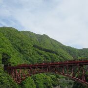 橋を渡るトロッコ列車と山々とのコラボレーション