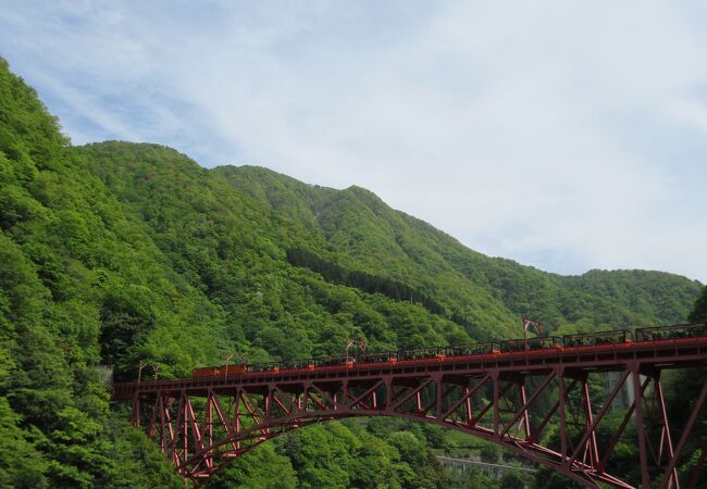 橋を渡るトロッコ列車と山々とのコラボレーション