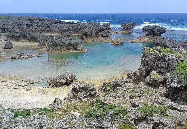 船のモニュメントと奇岩