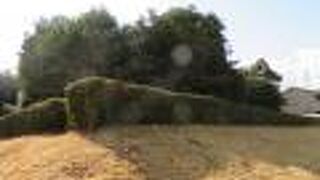 物集女車塚のそばにあります