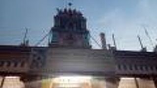 お寺とモスクの並びにある