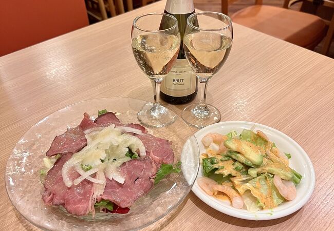 お手軽な飲食店がたくさんあります