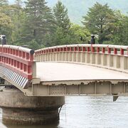 船が通るたびに回転する珍しい橋