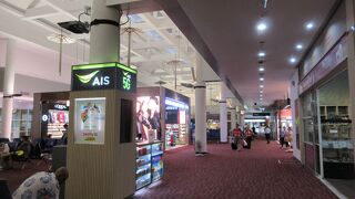 こぢんまりしていて国内線と国際線が隣り合わせ