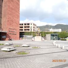 長崎市平和会館と原爆殉難教え子と教師の像