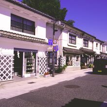 なまこ壁の蔵造りが印象的。