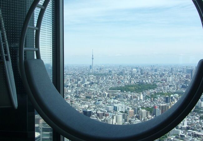 眺望の案内板がアバウトで、望遠鏡もない展望台では、満足できない客もいよう。