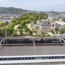 窓から見える福山城と福山駅