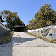 屋敷と美しい庭園が見どころ