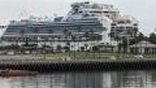 たくさんの船が行き交います。