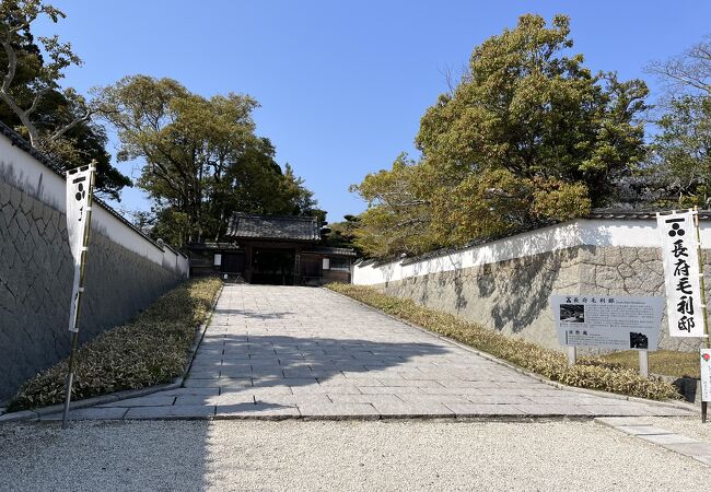 屋敷と美しい庭園が見どころ