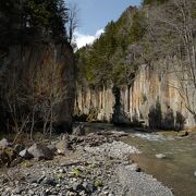 層雲峡の奥地、旧国道の橋手前にある景勝地。河原近くまで行くと迫力の景色が楽しめます。