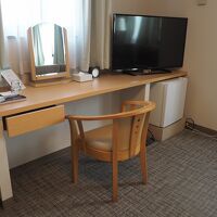 デスクに鏡があり、ここでメイク。