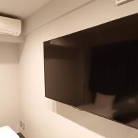 部屋のテレビも巨大です。