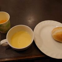朝食も朝5時から無料で頂けます。ラインナップは最小限です。