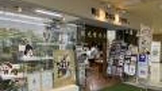 駅のそばのビルに入っています