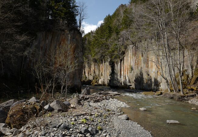 層雲峡の奥地、旧国道の橋手前にある景勝地。河原近くまで行くと迫力の景色が楽しめます。