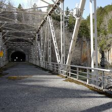 かつて大函の近くを通っていた、旧国道の橋も現存（通行止）。