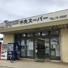 村の人はこの店舗周辺に駐車してお喋りしてました