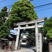 朱色に塗られた扉の神輿蔵は、とても趣があって素敵な建物でした