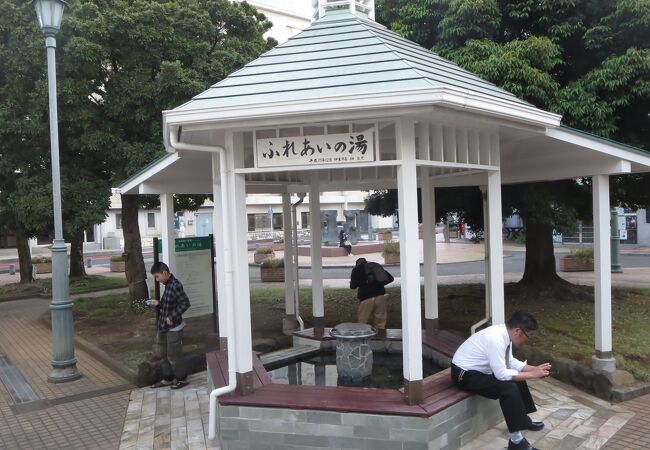 温泉街にある松川公園の一角にある足湯です。