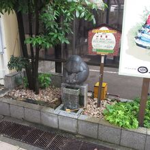 丸っこい姿がかわいらしい布袋尊です。お湯をかけて願かけしまし