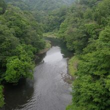 奥胎内ヒュッテの裏側を流れる奥胎内渓谷の風景