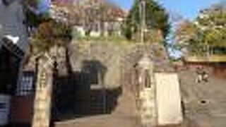 赤い屋根とゴシック様式の造りが印象的な建物