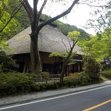 旧東海道から見る甘酒茶屋。江戸時代から続く茶屋です。