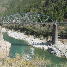 大歩危を横切る土讃線