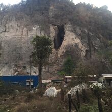 バッタンバン州の観光地にあり、プノンサンポーコモリ洞窟があり