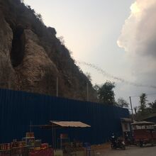 バッタンバン州のおすすめ観光地プノンサンポーのコモリ 洞窟が