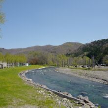 敷地内を流れる、武利川の清流もまた美しい。