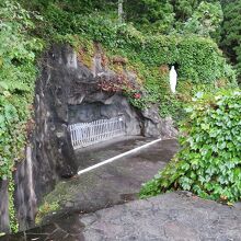 ルルドの泉と聖母像がある岩壁