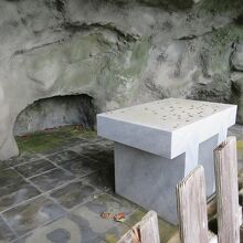 ...浅い洞窟と簡素な祭壇が。水はありませんでした。