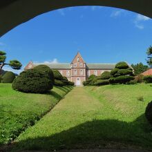 ゲートのフェンス越しに見た修道院本体