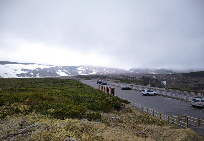 言わずと知れた、知床横断道路の頂上にある峠。5月でも雪が残り、日によって閉鎖になるような場所です。