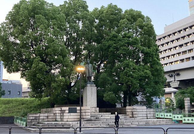 近くには常盤橋門跡の石垣も