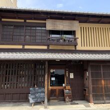 築１００年を超える町家がお店です。