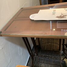 テーブルは昔のミシンを使ったもの。