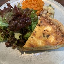 手作りのキッシュのセット。