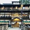 風情がある温泉街にあるレトロな旅館