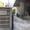 本堂の建物は邸宅のようなデザイン