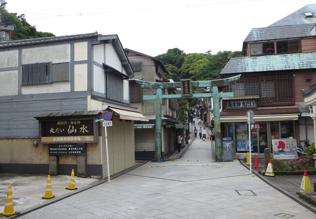 江の島弁天橋を渡り終えるとある江島神社の青銅の鳥居